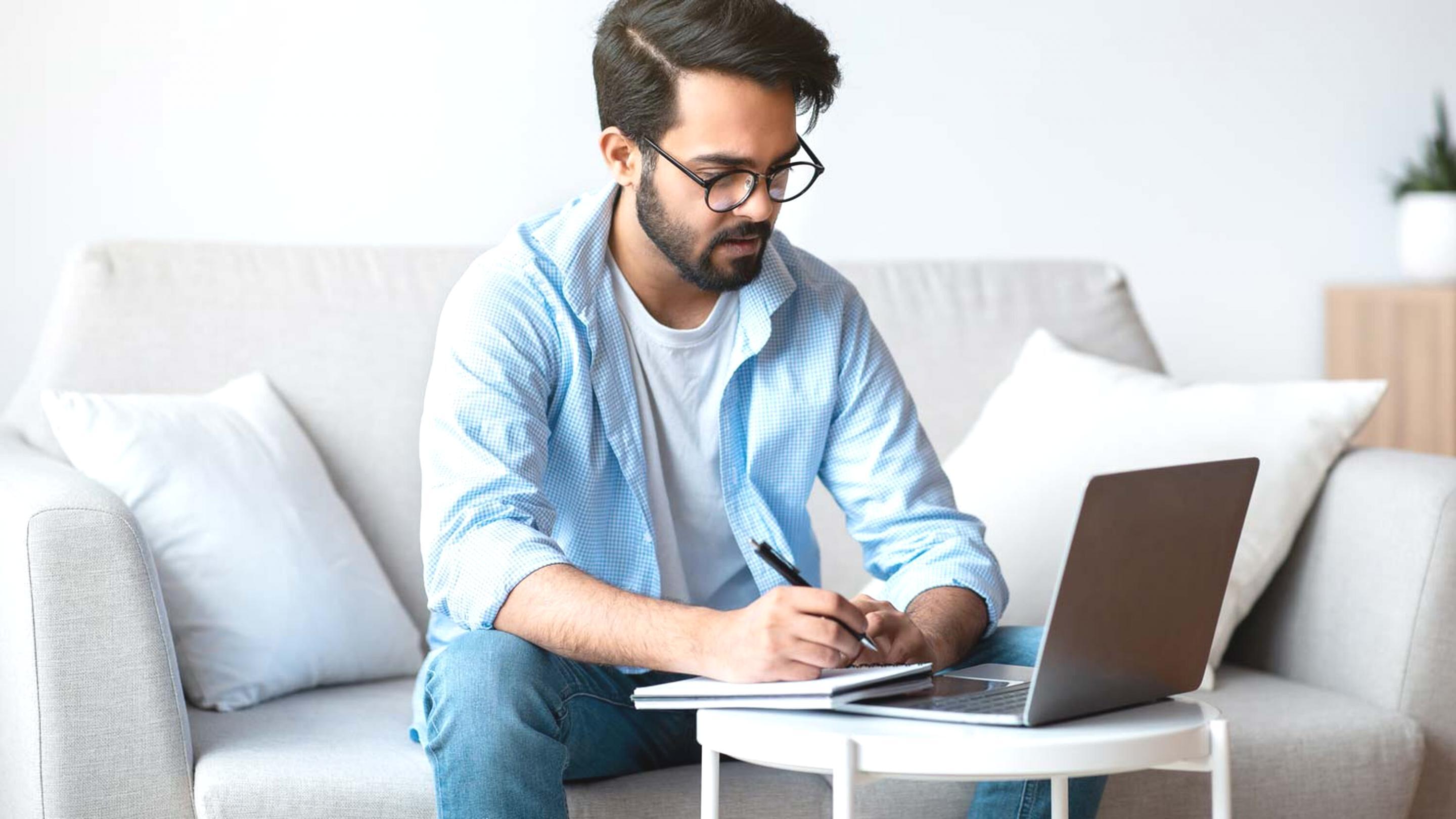 Espace de travail collaboratif moderne avec vue panoramique